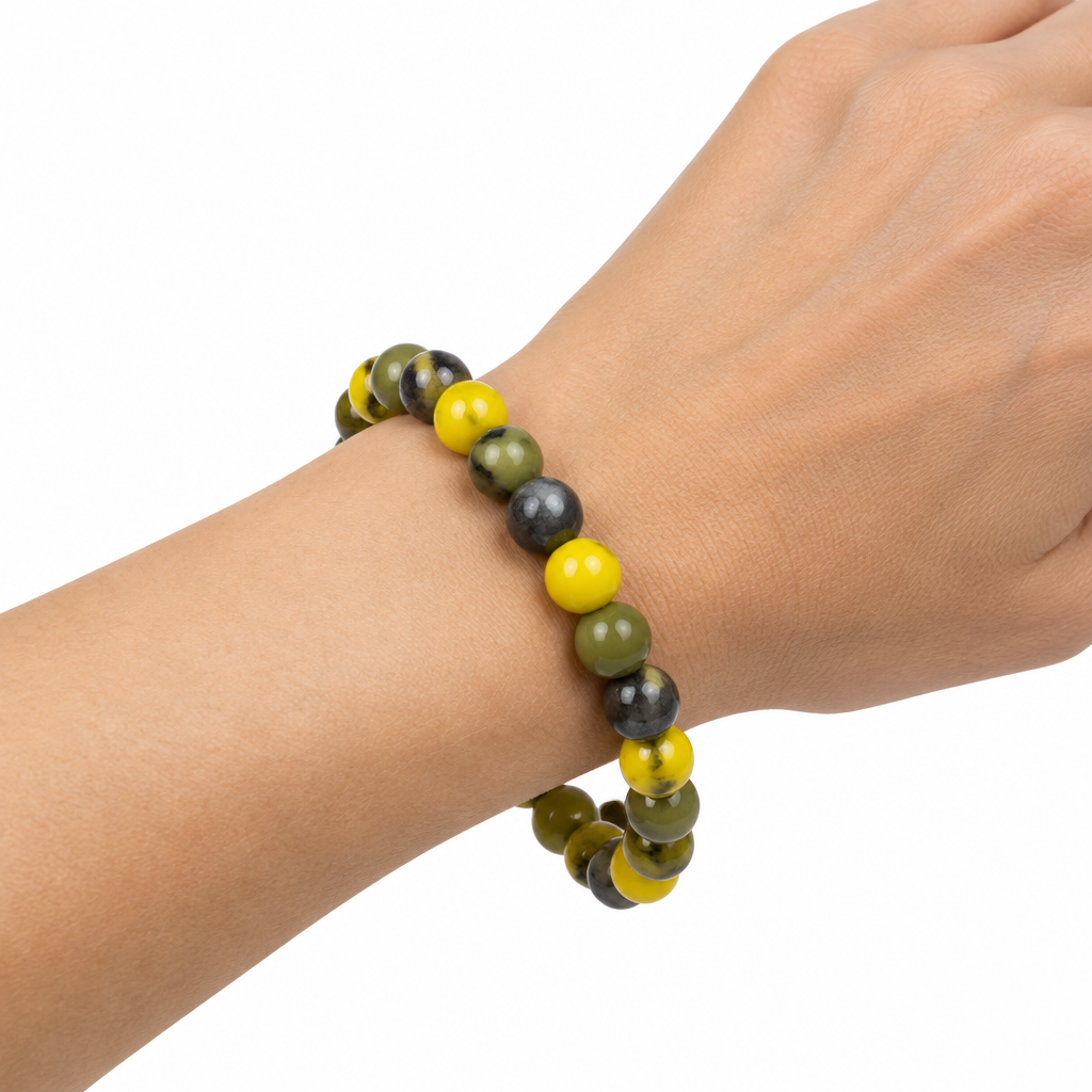 Bransoletka Grass Yellow Stone na nadgarstku modelki, biale tlo