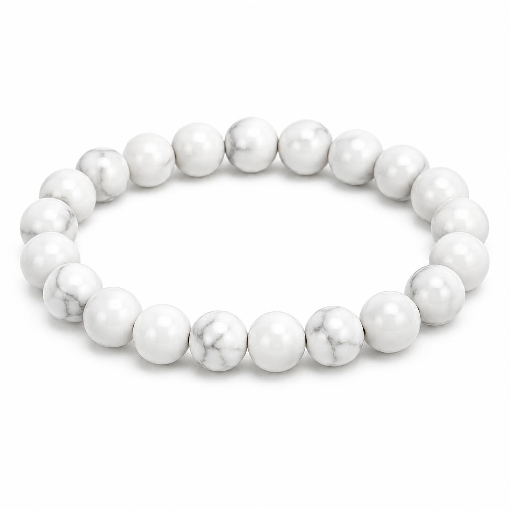 Bransoletka Howlite biala z delikatnymi szarymi zylkami, produkt na bialym tle
