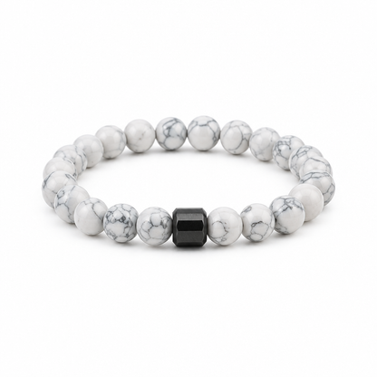 Bransoletka z koralikow howlitu z hematytem unisex - produkt na bialym tle