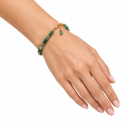 Bransoletka z zielonego awenturynu założona na nadgarstek modelki z łańcuszkiem przedłużającym, białe tło
