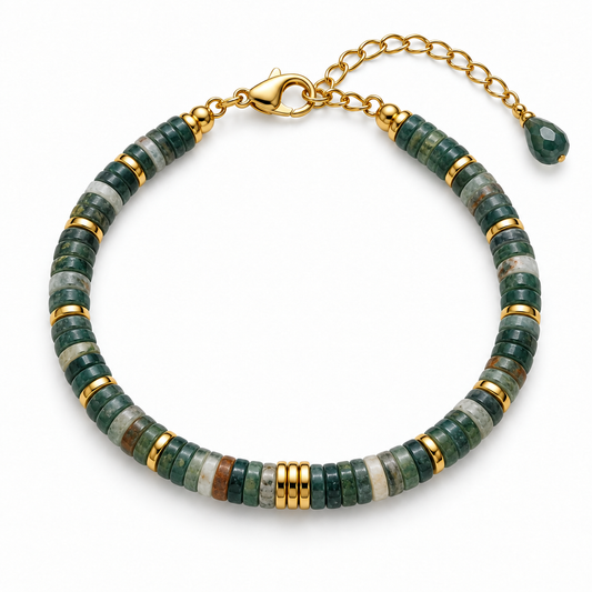 Bransoletka z płaskich koralików heishi agatu indyjskiego 6 mm z pozłacanymi przekładkami i karabińczykiem – produkt na białym tle