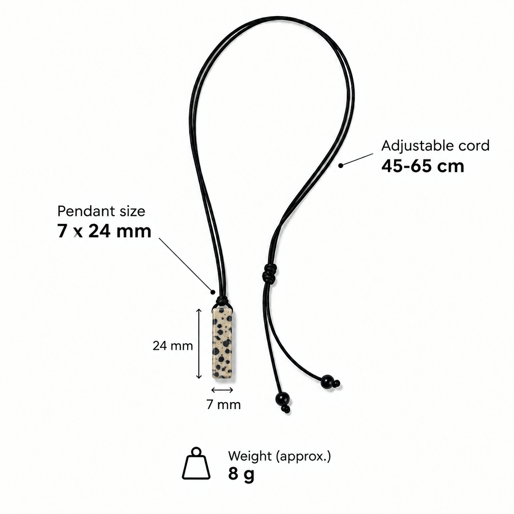 Specyfikacja naszyjnika z jaspisu dalmatyńskiego – wisiorek 7 × 24 mm, sznurek regulowany 45–65 cm, waga ok. 8 g