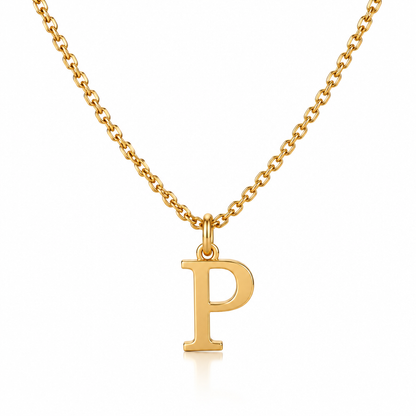 Złoty naszyjnik z minimalistyczną literą P na delikatnym łańcuszku, na białym tle