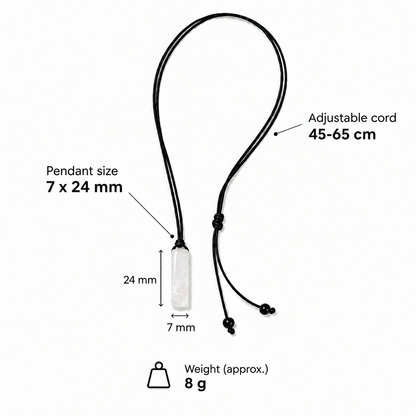 Specyfikacja naszyjnika z białym kryształem – wisiorek 7 × 24 mm, sznurek regulowany 45–65 cm, waga ok. 8 g