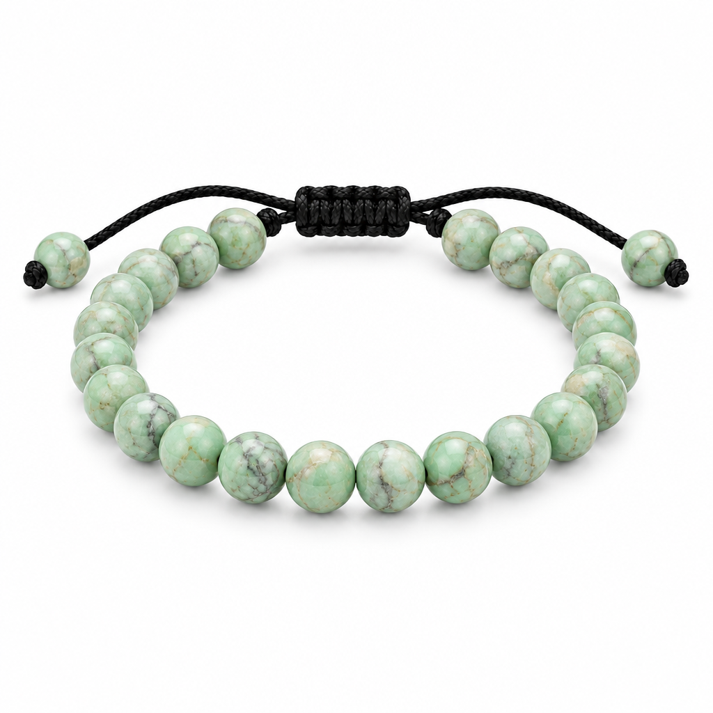 Bransoletka z polerowanych koralików miętoozielonego kamienia naturalnego 8 mm na czarnej kordzie makramowej – produkt na białym tle